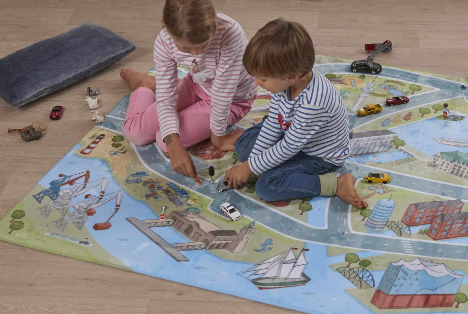 Spielteppich-Kinderspielteppich-HAMBURG-kuschelweich-Landungsbrücken-Hafen-spielend-entdecken-HappyCityKids